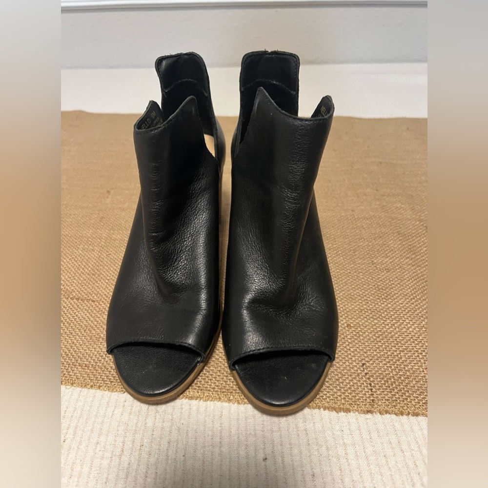 Black bootie with open toe